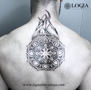 tatuaje-espalda-mandala-Logia-Barcelona-Dasly    